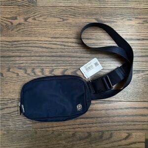 NWT lululemon everywhere belt bag true navy 1L